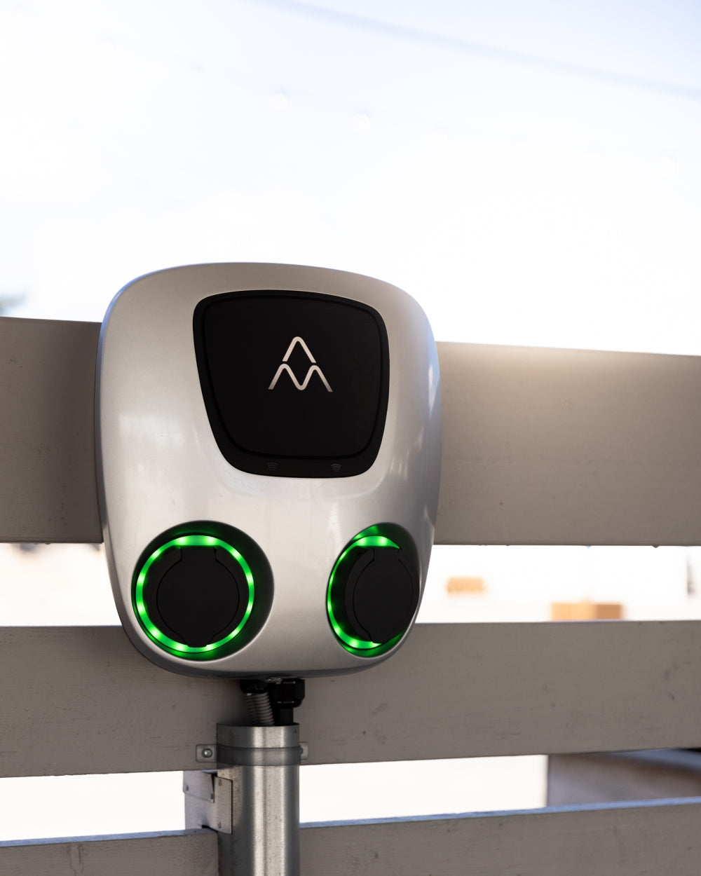 Charge Amps Aura mit Standsäule